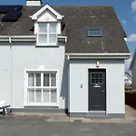 Modern Newly Refurbished House 10 Minute Walk From
