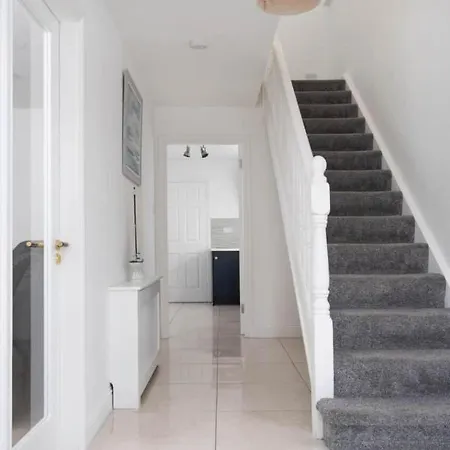 Ferienhaus Modern Newly Refurbished House 10 Minute Walk From *