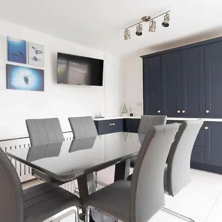 Modern Newly Refurbished House 10 Minute Walk From להינץ'