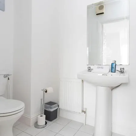 Hébergement de vacances Modern Newly Refurbished House 10 Minute Walk From *