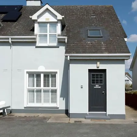 Modern Newly Refurbished House 10 Minute Walk From