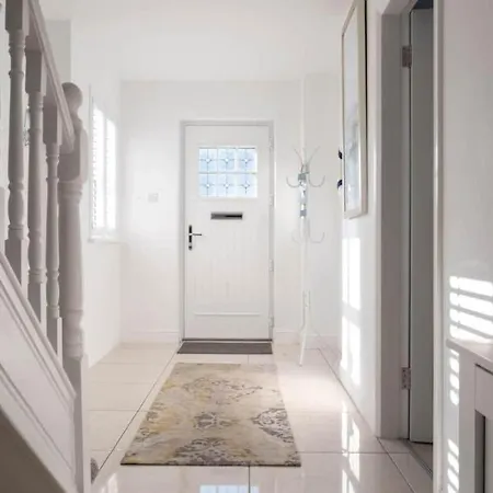 Ferienhaus Modern Newly Refurbished House 10 Minute Walk From