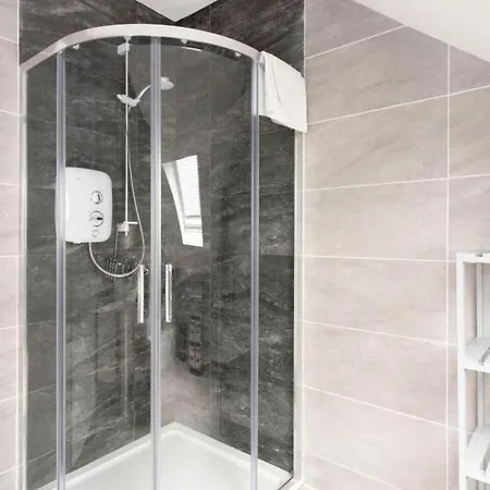 Ferienhaus Modern Newly Refurbished House 10 Minute Walk From