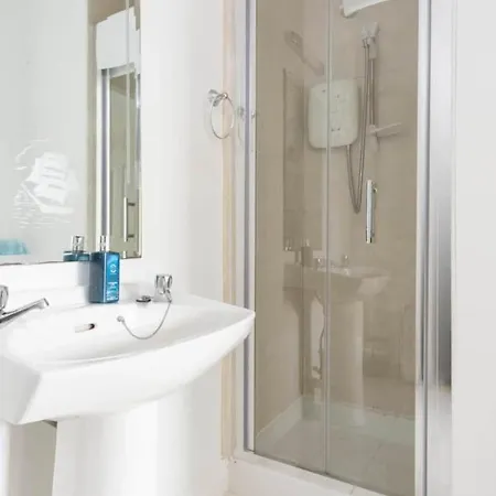 Modern Newly Refurbished House 10 Minute Walk From *