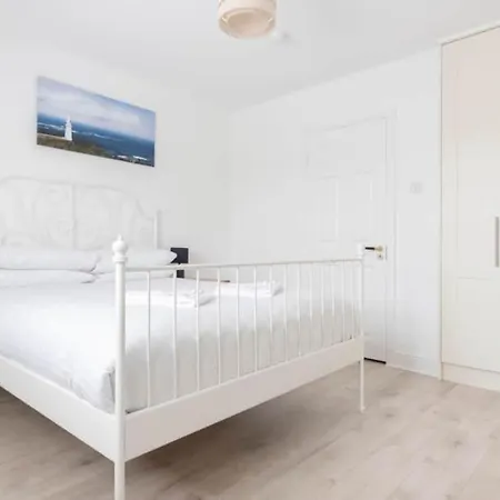 Modern Newly Refurbished House 10 Minute Walk From * 라힌치