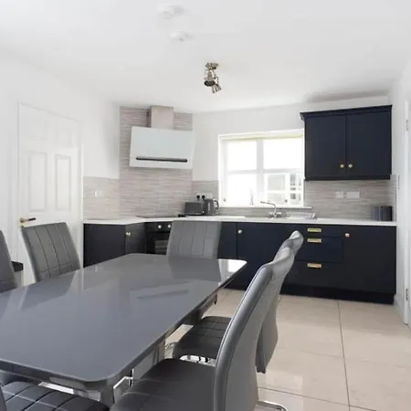 Modern Newly Refurbished House 10 Minute Walk From Hébergement de vacances *