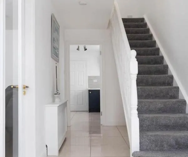 Holiday home Modern Newly Refurbished House 10 Minute Walk From *