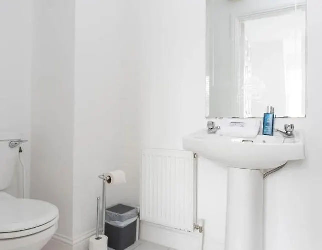 Holiday home Modern Newly Refurbished House 10 Minute Walk From *