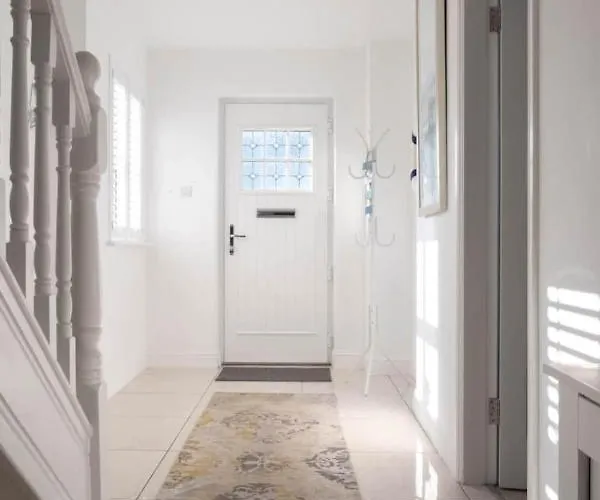 Holiday home Modern Newly Refurbished House 10 Minute Walk From