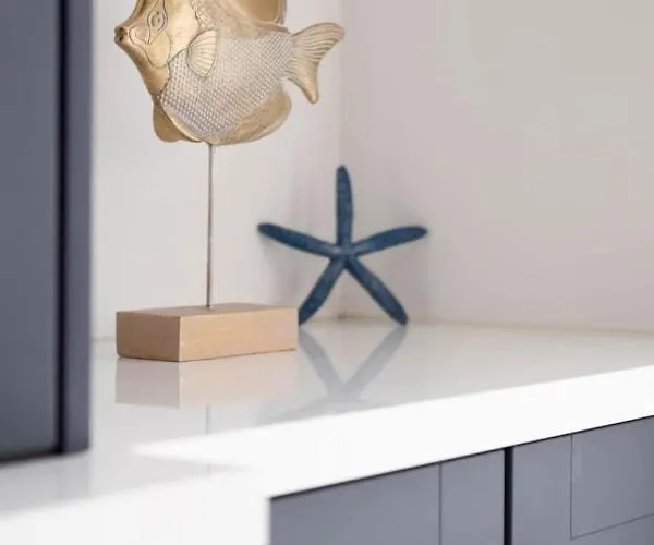 Modern Newly Refurbished House 10 Minute Walk From *