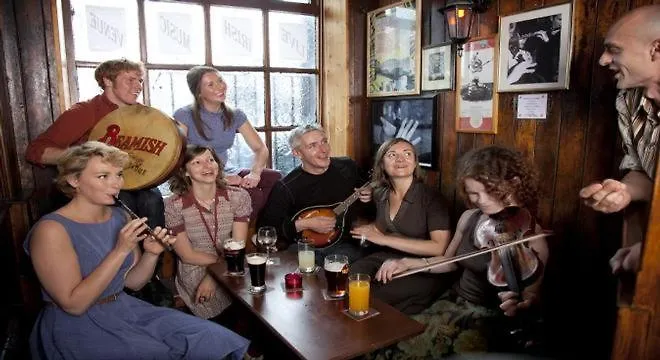 Modern Newly Refurbished House 10 Minute Walk From Holiday home