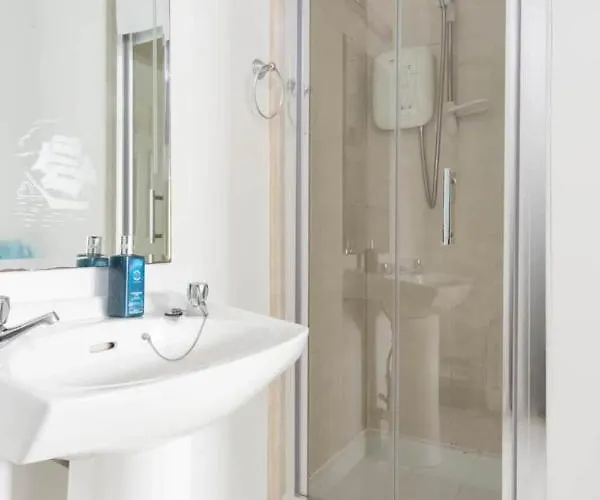 Modern Newly Refurbished House 10 Minute Walk From *