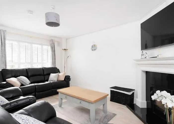 Holiday home Modern Newly Refurbished House 10 Minute Walk From *