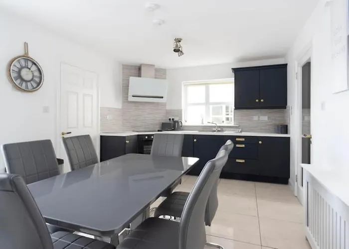 Modern Newly Refurbished House 10 Minute Walk From Holiday home *